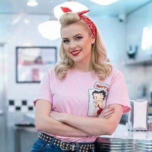 ​✨ VINTAGE VIBES: Pink Betty Boop Graphic Tee ✨